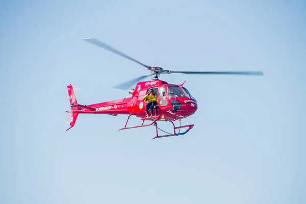 Brandweerhelikopter Rio Janeiro Brazilië April 2021 Brandweerlieden Helikopter Boven Het — Stockfoto