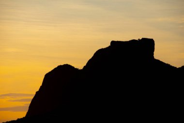 Rio de Janeiro, Brezilya için Arpoador plaja görülen günbatımı.