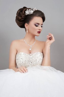 Resim, Duesseldorf 'lu model Linda Schwarz' ı (27) bir düğün çekimi sırasında gösteriyor..