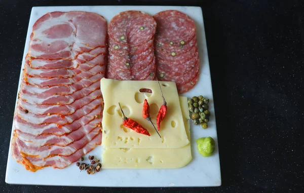 Ingrédients Pour Table Fête Salami Fromage Jambon Épices Olives Poivre — Photo