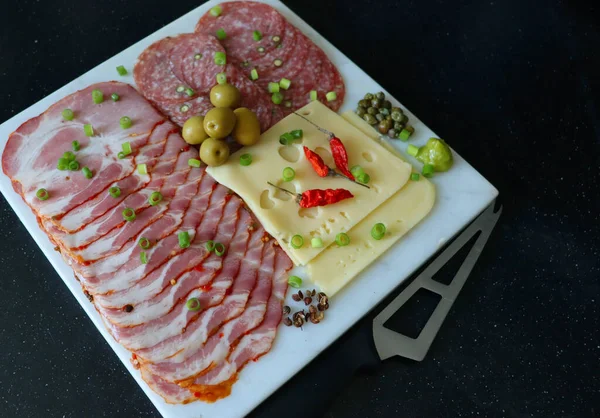 Ingredienti Tavola Festiva Salumi Formaggi Prosciutto Spezie Olive Pepe — Foto Stock