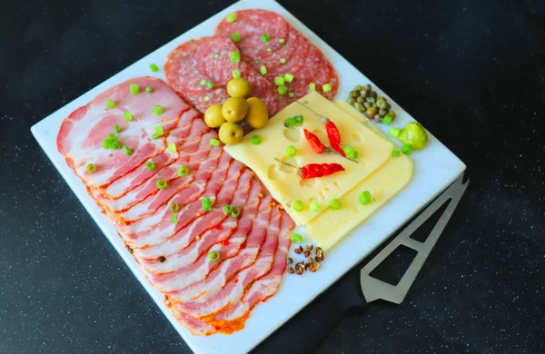 Zutaten Für Die Festtafel Salami Käse Schinken Und Gewürze Oliven — Stockfoto