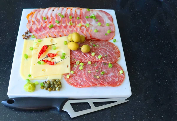 Ingredienti Tavola Festiva Salumi Formaggi Prosciutto Spezie Olive Pepe — Foto Stock