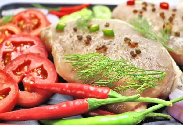 Fleisch Mit Gemüse Und Gewürzen Zwiebeln Roter Und Grüner Paprika — Stockfoto