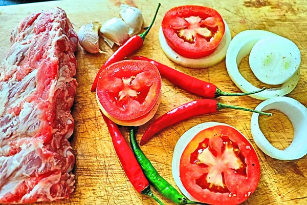 佳肴的配料 蔬菜和调味品排骨 西红柿 红辣椒和青椒 — 图库照片