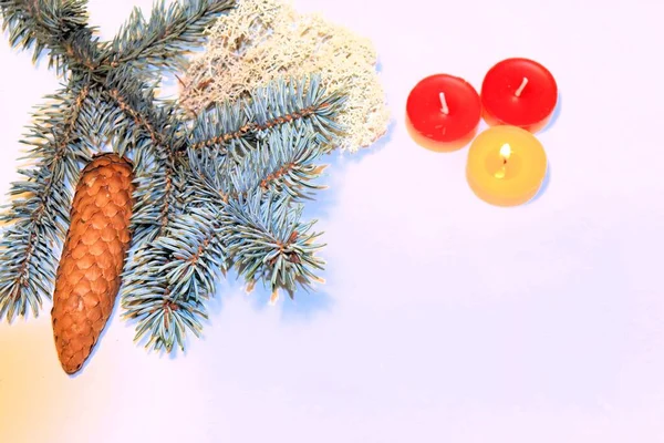 クリスマスと新年 クリスマスツリーキャンドルとクリスマスの装飾 バックグラウンドポストカード — ストック写真
