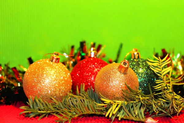 クリスマスと新年 クリスマスツリーキャンドルとクリスマスの装飾 バックグラウンドポストカード — ストック写真