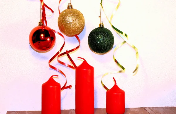 Weihnachten Und Neujahr Weihnachtskerzen Und Christbaumschmuck Weihnachtlicher Hintergrund — Stockfoto