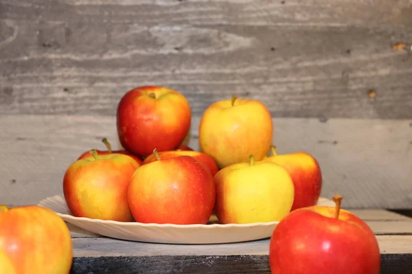 Κοντινό Πλάνο Μήλα Στο Τραπέζι Φθινόπωρο Στο Χωριό — Φωτογραφία Αρχείου
