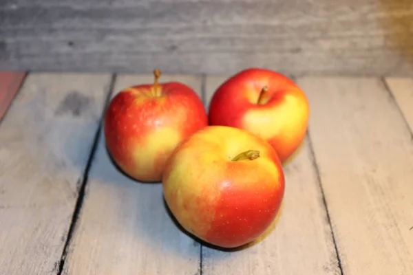 Sonbaharda Köyde Elmaları Masaya Yakın — Stok fotoğraf