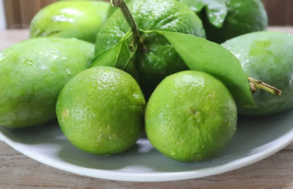 Grüne Saftige Orangen Auf Einem Zweig Mit Blättern — Stockfoto