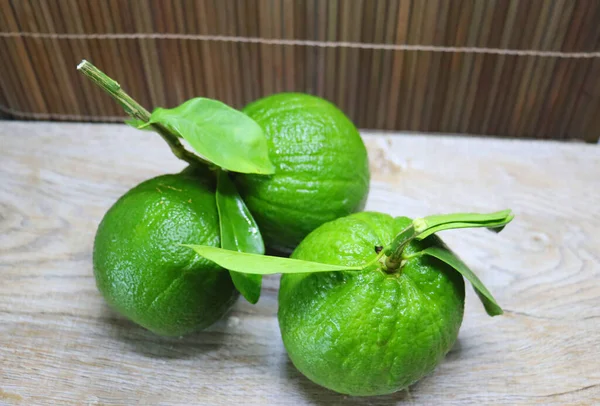 Grüne Saftige Orangen Auf Einem Zweig Mit Blättern — Stockfoto