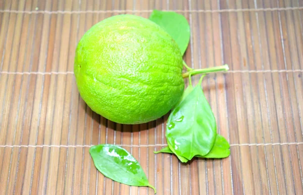 Grüne Saftige Orangen Auf Einem Zweig Mit Blättern — Stockfoto