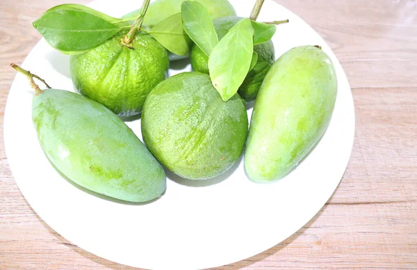 Yapraklı Bir Dalda Yeşil Sulu Mango Portakal — Stok fotoğraf