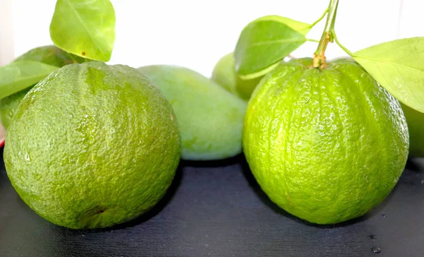 Yapraklı Bir Dalda Yeşil Sulu Mango Portakal — Stok fotoğraf