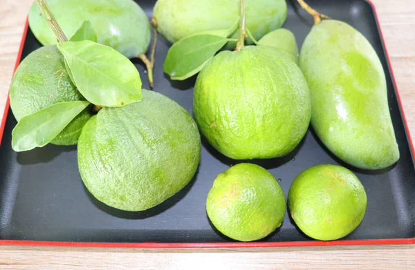 Grüne Und Saftige Mangos Und Orangen Auf Einem Zweig Mit — Stockfoto