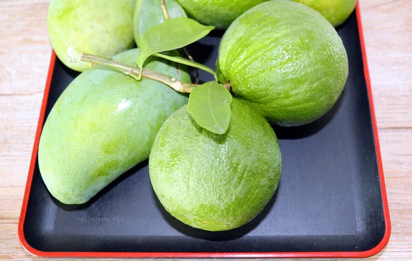 Grüne Und Saftige Mangos Und Orangen Auf Einem Zweig Mit — Stockfoto