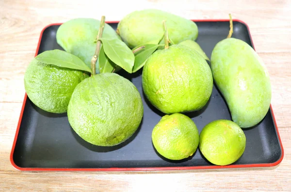 Grüne Und Saftige Mangos Und Orangen Auf Einem Zweig Mit — Stockfoto