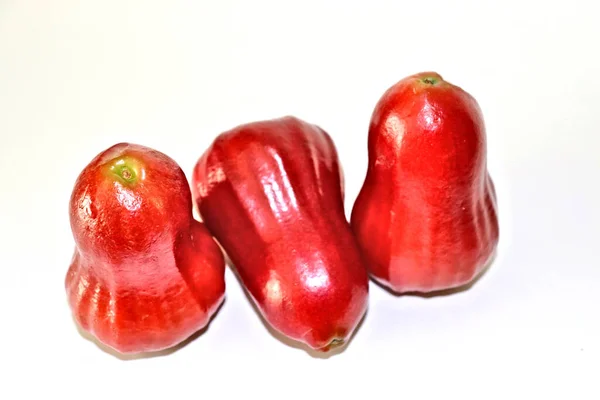 Oriental Φρούτα Κόκκινα Και Ζουμερά Στο Τραπέζι — Φωτογραφία Αρχείου