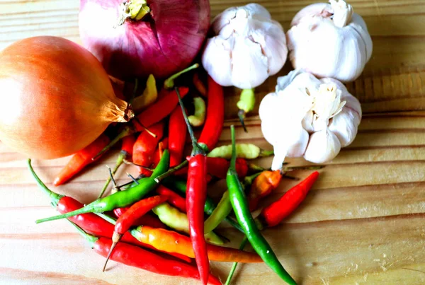 Vöröshagyma Paradicsom Paprika Chilipaprika Egészséges Kerek Fejek Zöldségek Sütéshez Salátához — Stock Fotó