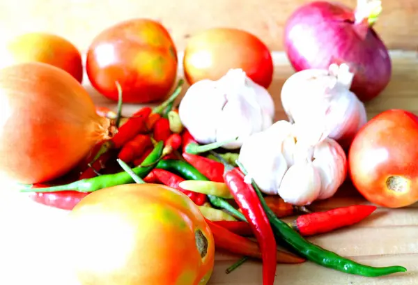Zwiebeln Und Tomaten Paprika Chilischoten Gesunde Runde Köpfe Gemüse Zum — Stockfoto