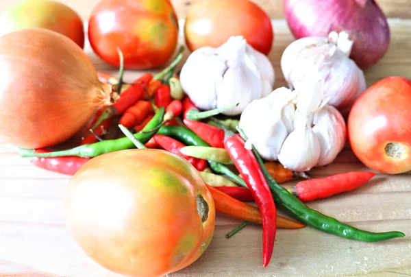 Zwiebeln Und Tomaten Paprika Chilischoten Gesunde Runde Köpfe Gemüse Zum — Stockfoto