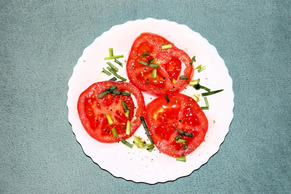 Rote Tomatenscheiben Auf Einem Teller Mit Gewürzen — Stockfoto
