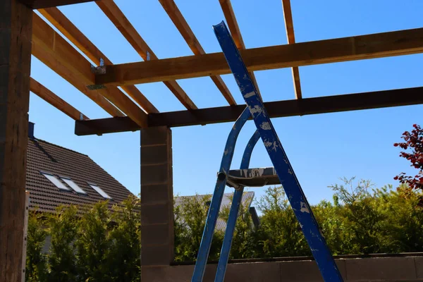 Výstavba Dřevěné Střechy Pro Letní Kuchyň — Stock fotografie