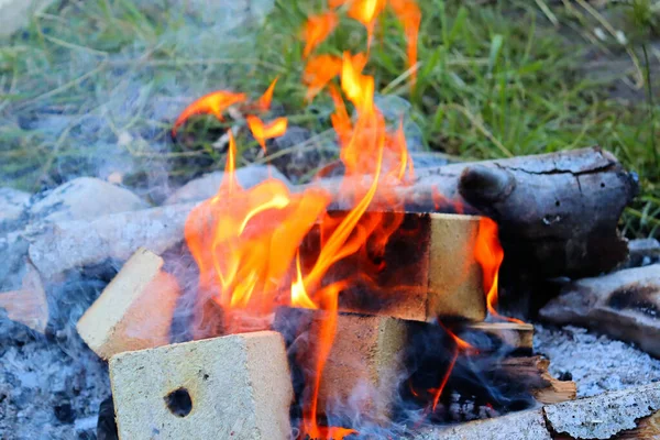 Καίγεται Φωτιά Ζεστά Κάρβουνα Για Μπάρμπεκιου — Φωτογραφία Αρχείου