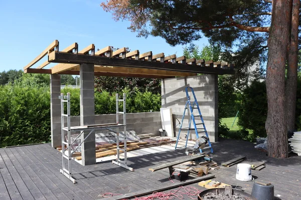 夏のキッチン建設 屋根のフレーム — ストック写真