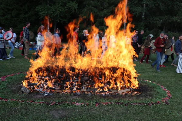 Szamańskie Święto Szamani Śpiewają Stukają Tamburyn Przy Ogniu — Zdjęcie stockowe
