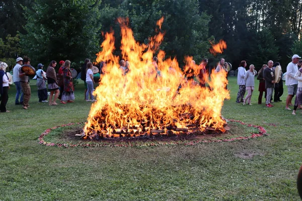 Festa Sciamanica Sciamani Che Cantano Bussano Tamburello Vicino Fuoco — Foto Stock