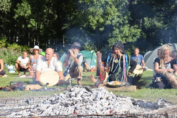 Szamańskie Święto Szamani Śpiewają Stukają Tamburyn Przy Ogniu — Zdjęcie stockowe