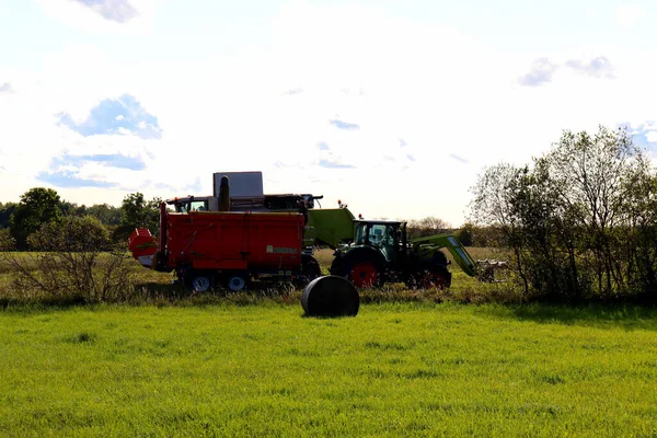 Paisagem Outono Fora Cidade Coletando Feno Campo — Fotografia de Stock