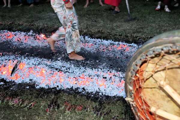 Camminare Carboni Ardenti Rituale Sciamanico Stendere Tamburello Vicino Fuoco — Foto Stock