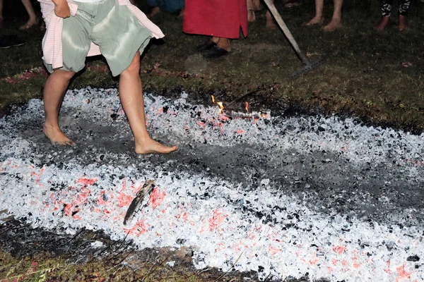 Camminare Carboni Ardenti Rituale Sciamanico Stendere Tamburello Vicino Fuoco — Foto Stock