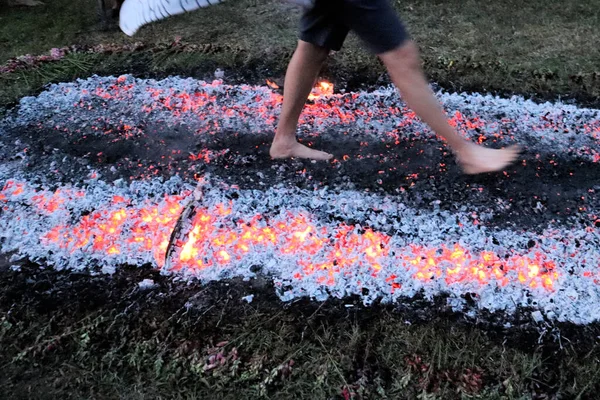 Chodit Žhavých Uhlících Šamanský Rituál Omráčit Tamburínu Ohně — Stock fotografie