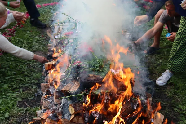 Festa Sciamanica Sciamani Che Cantano Bussano Tamburello Vicino Fuoco — Foto Stock