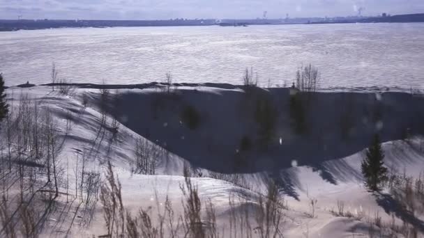 Ακρωτήριο "Βέλος" συγχώνευση στον ποταμό Kama και Chusovaya, περμανάντ — Αρχείο Βίντεο