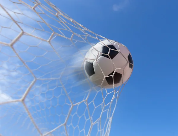 Pallone da calcio in porta con cielo blu — Foto Stock