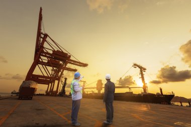Foreman'ın denetim endüstriyel konteyner kargo yük gemisi yükleniyor 