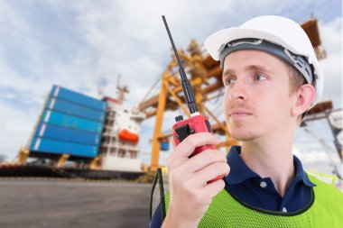 Foreman'ın denetim kapsayıcılarını kutusu kargo navlun gemiden yükleme
