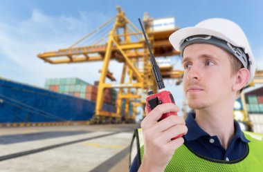 Foreman'ın denetimi yükleme konteyner kutu kargo yük gemisi Harbor dan