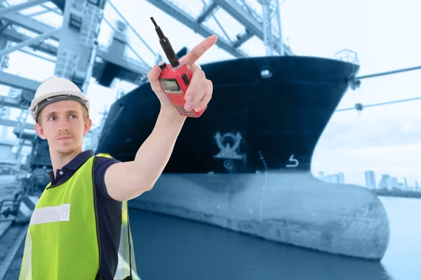 Polier kontrolliert Verladung von Containern von Frachtschiff — Stockfoto