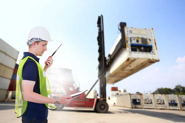 Foreman vezérlő betöltése konténer box hajógyárban a tabletta a kezét — Stock Fotó