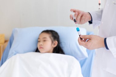 Çocuk doktoru doktor muayene için kan örnekleri topluyor..
