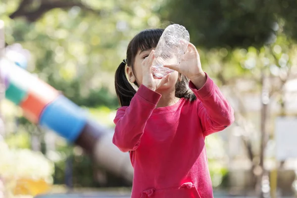 Los Niños Beben Agua Plásticos Botella Durante Juego Parque — Foto de Stock