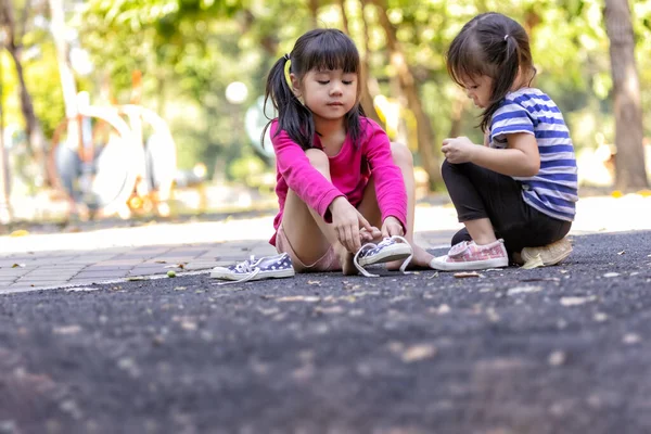 Dos Niños Intentan Usar Calzado Por Mismos Parque — Foto de Stock