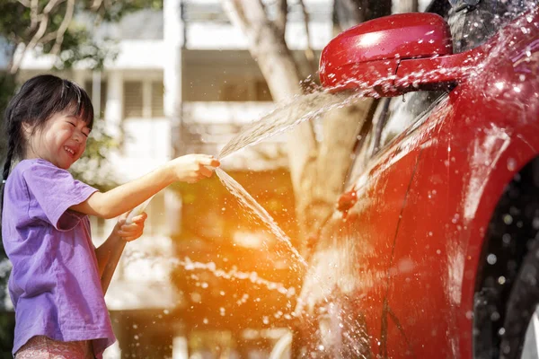 Heureux Asiatique Fille Lavage Rouge Voiture Sur Eau Éclaboussures Lumière — Photo