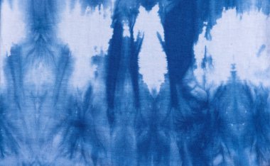 Beyaz pamuğa çivit mavisi boyalı soyut kravat. El boyaması kumaşlar..